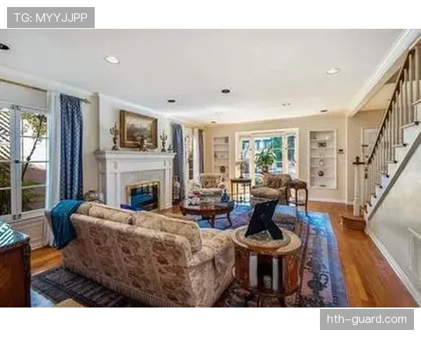 大阪刚买下比弗利山庄那栋带私人影院的豪宅，转头就被拍到在便利店啃饭团