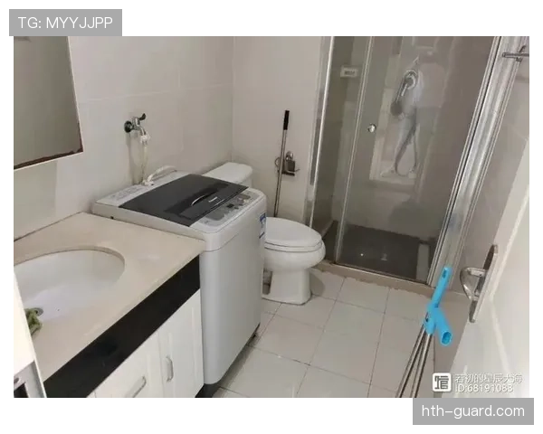 唐佳豪赛后拎着泡面盒回更衣室，开门瞬间对上私人电梯和名画，这反差笑不出来